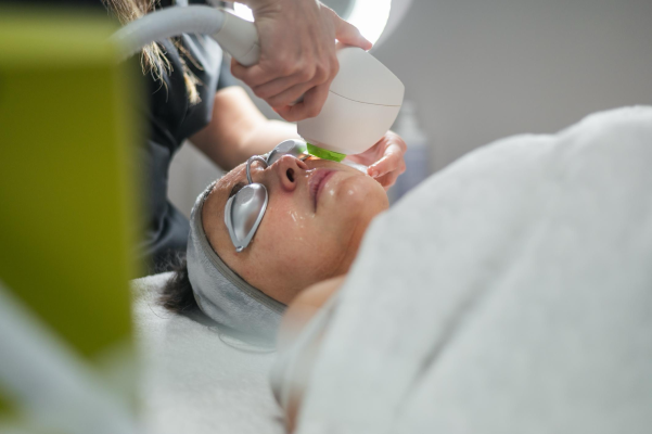 Flacidez facial después de los 40: qué funciona de verdad | The Beauty Liz